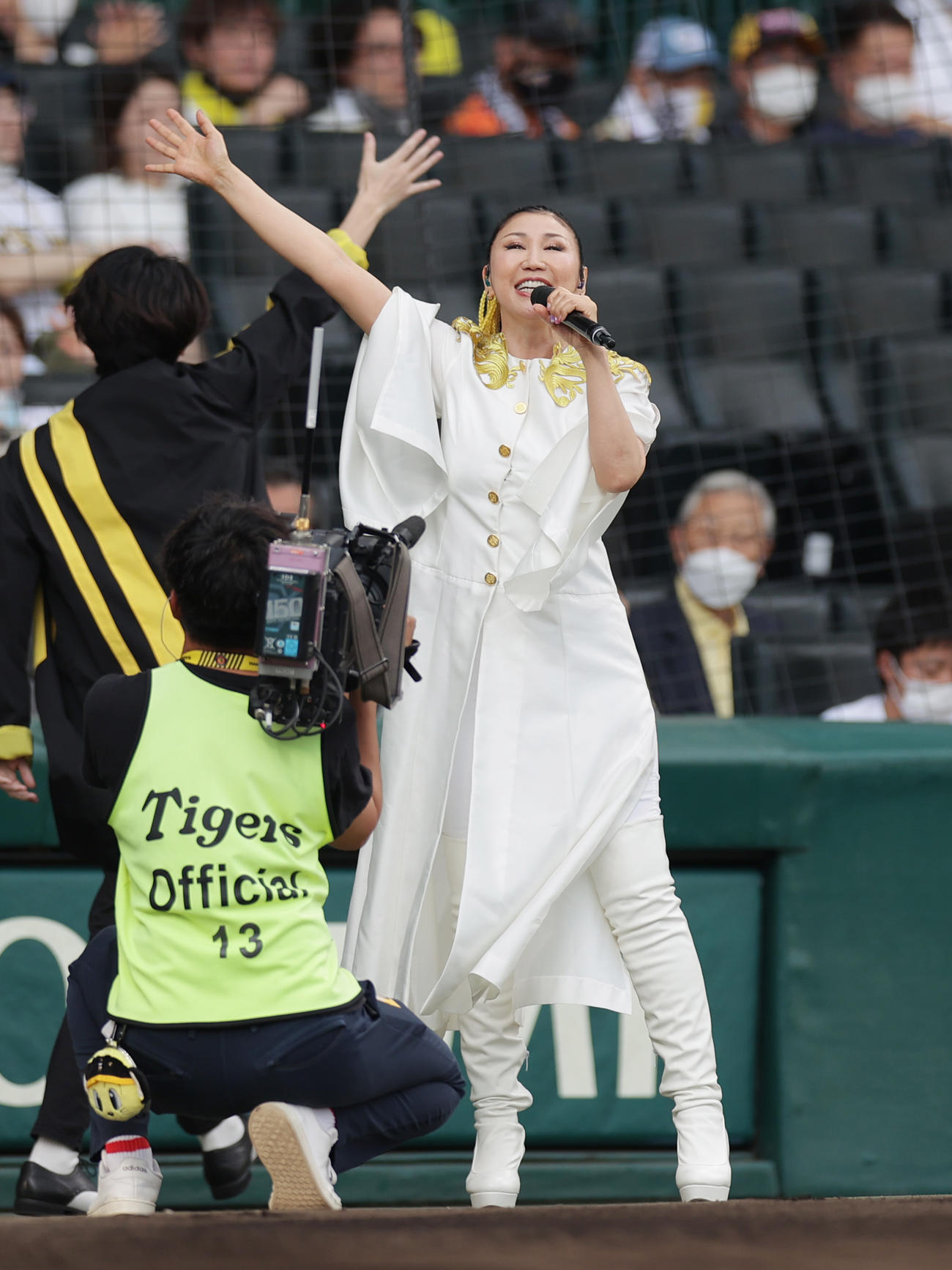 阪神対DeNA　グラウンドで熱唱する高橋洋子（撮影・前田充）