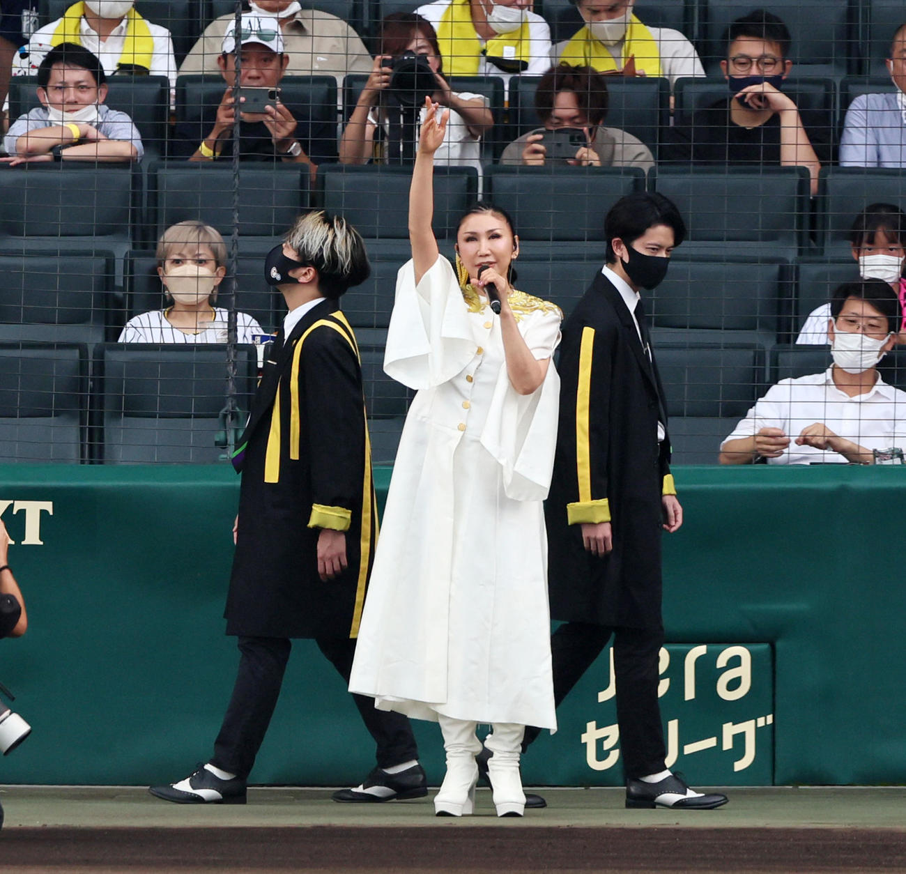阪神対DeNA　甲子園球場で熱唱する高橋洋子（撮影・加藤哉）