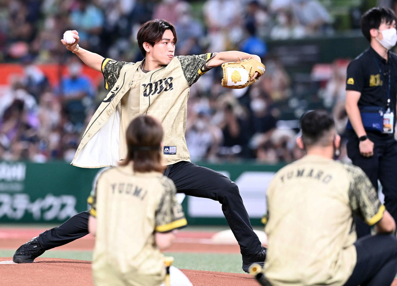西武対楽天　ファーストピッチセレモニーを務めたEXILEのNAOTO（撮影・たえ見朱実）