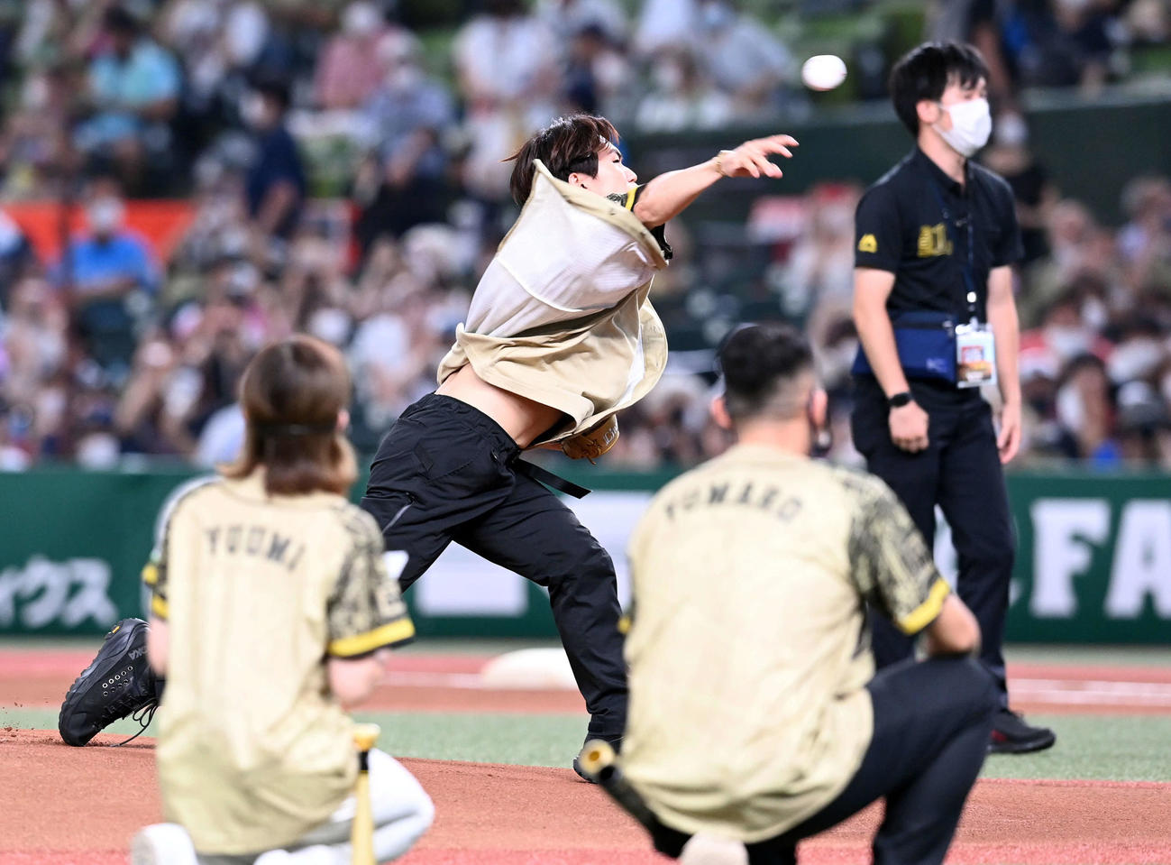 西武対楽天　ファーストピッチセレモニーを務めたEXILEのNAOTO（撮影・たえ見朱実）