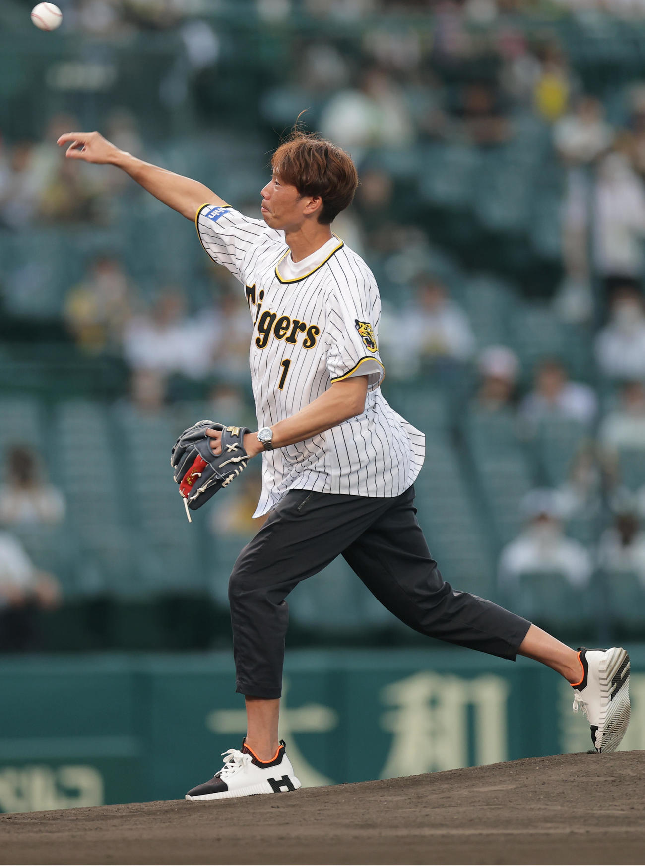 阪神対DeNA　試合前、ファーストピッチセレモニーで投球するG大阪GK東口（撮影・前田充）