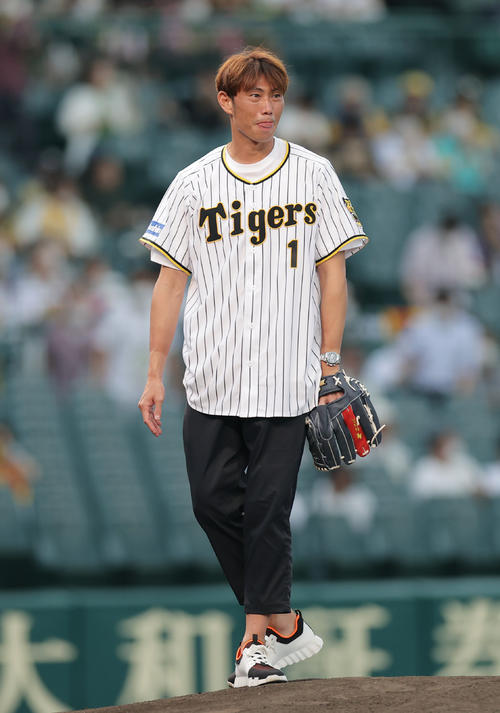 G大阪GK東口順昭が阪神戦で始球式「ホッとしてます」内角高めに投球
