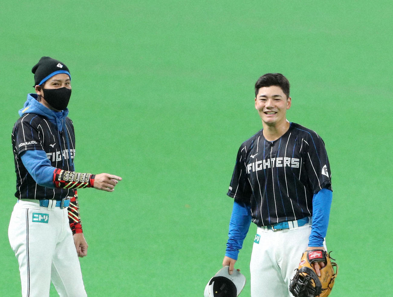 日本ハム新庄監督（左）と談笑する清宮幸太郎（2022年5月撮影）