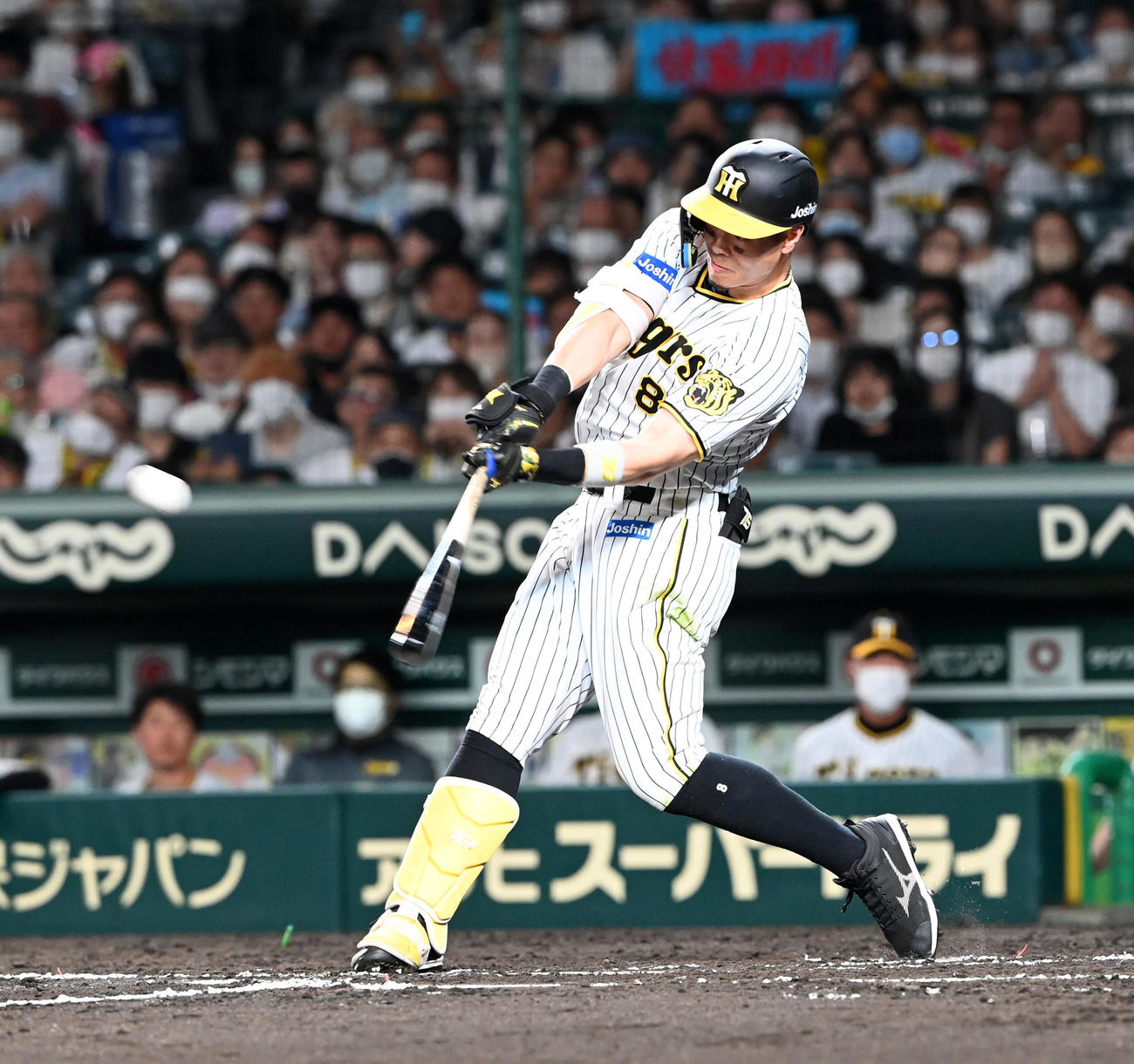 阪神対DeNA 6回裏阪神2死二塁、佐藤輝は中越え2点本塁打を放つ（撮影・前岡正明）