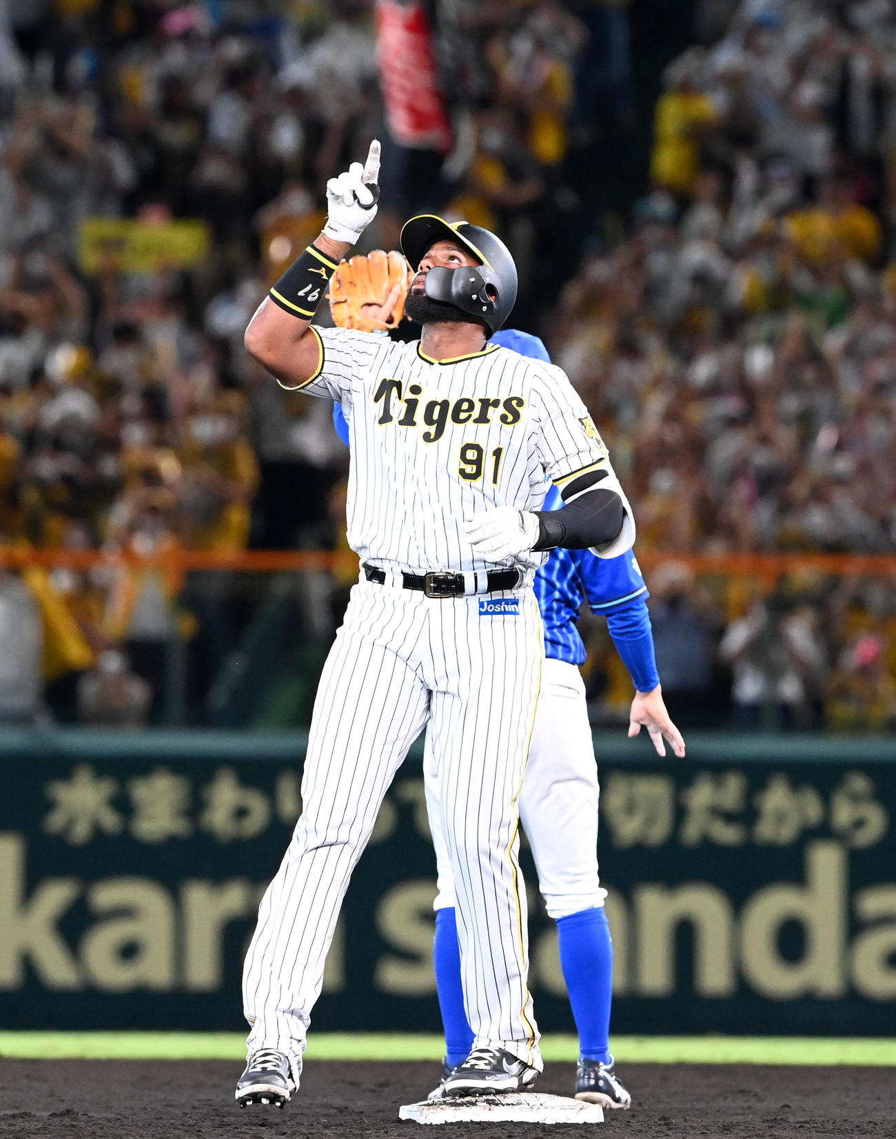 阪神対DeNA 7回裏阪神1死一、三塁、代打のロドリゲスは右中間に適時2点二塁打を放ち喜ぶ（撮影・前岡正明）