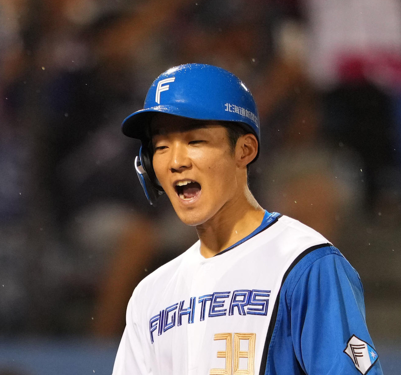 日本ハム対楽天　5回裏日本ハム2死三塁、右越え2点本塁打を放ちほえる石井（右）（撮影・横山健太）