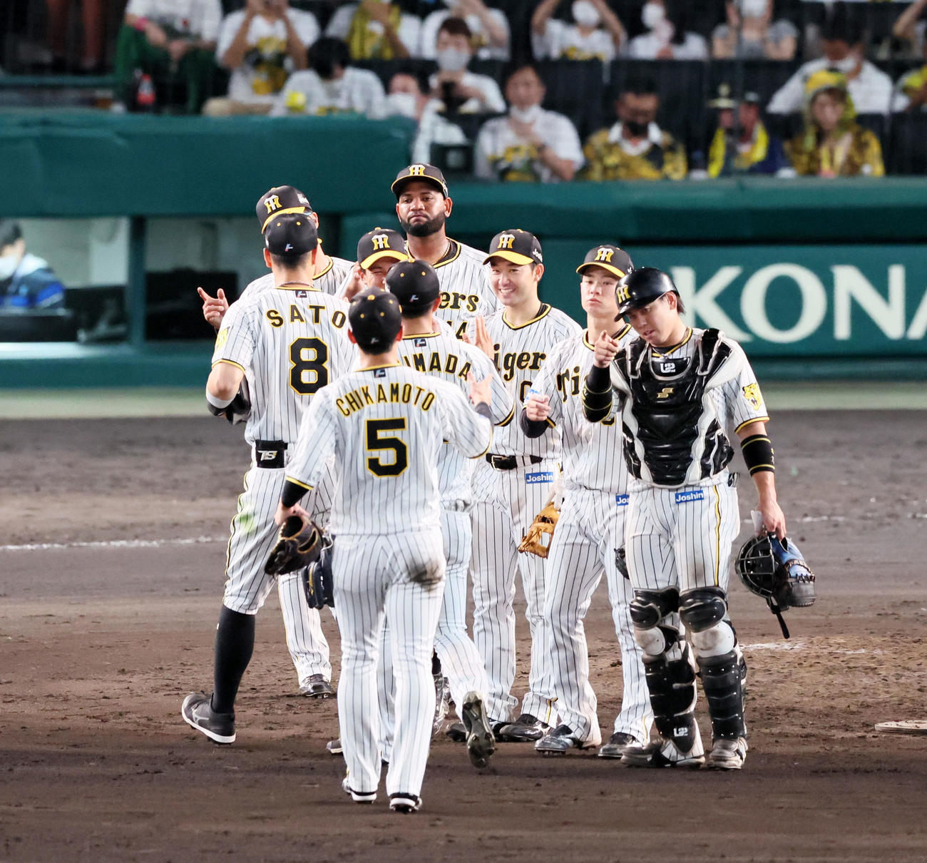 阪神対DeNA DeNAに勝利しマウンドでタッチする阪神ナインたち（撮影・加藤哉）