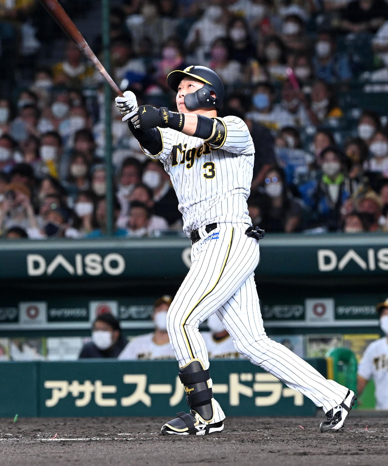 阪神対DeNA 4回裏阪神2死一塁、大山は20号となる左越え逆転2点本塁打を放つ（撮影・前岡正明）