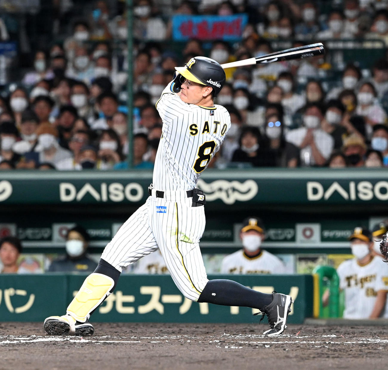 阪神対DeNA 6回裏阪神2死二塁、佐藤輝は中越え2点本塁打を放つ（撮影・前岡正明）