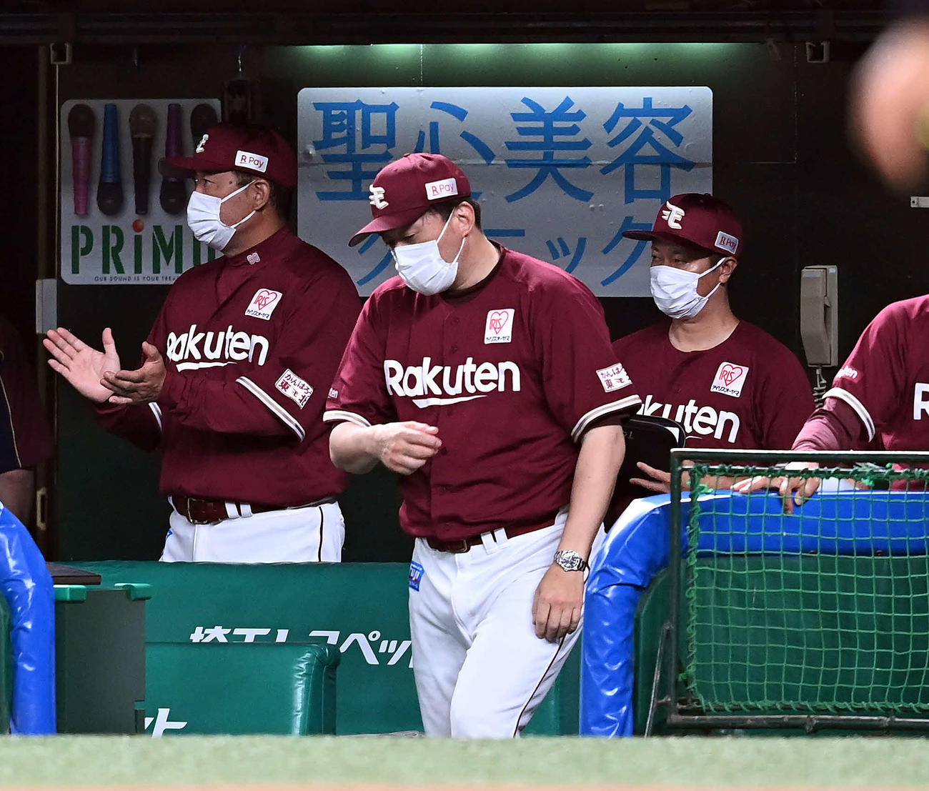 西武対楽天　8回、ランナー出しながらも無失点に終わった楽天石井GM兼監督（撮影・たえ見朱実）