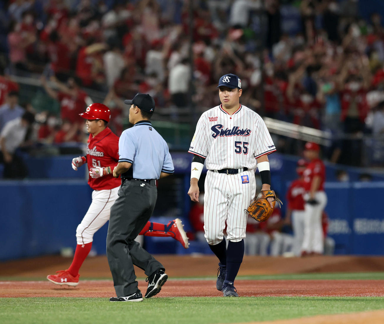 ヤクルト対広島　9表広島無死、小園（左）に右越え勝ち越しソロ本塁打を許し、ぼう然とする村上（撮影・浅見桂子）