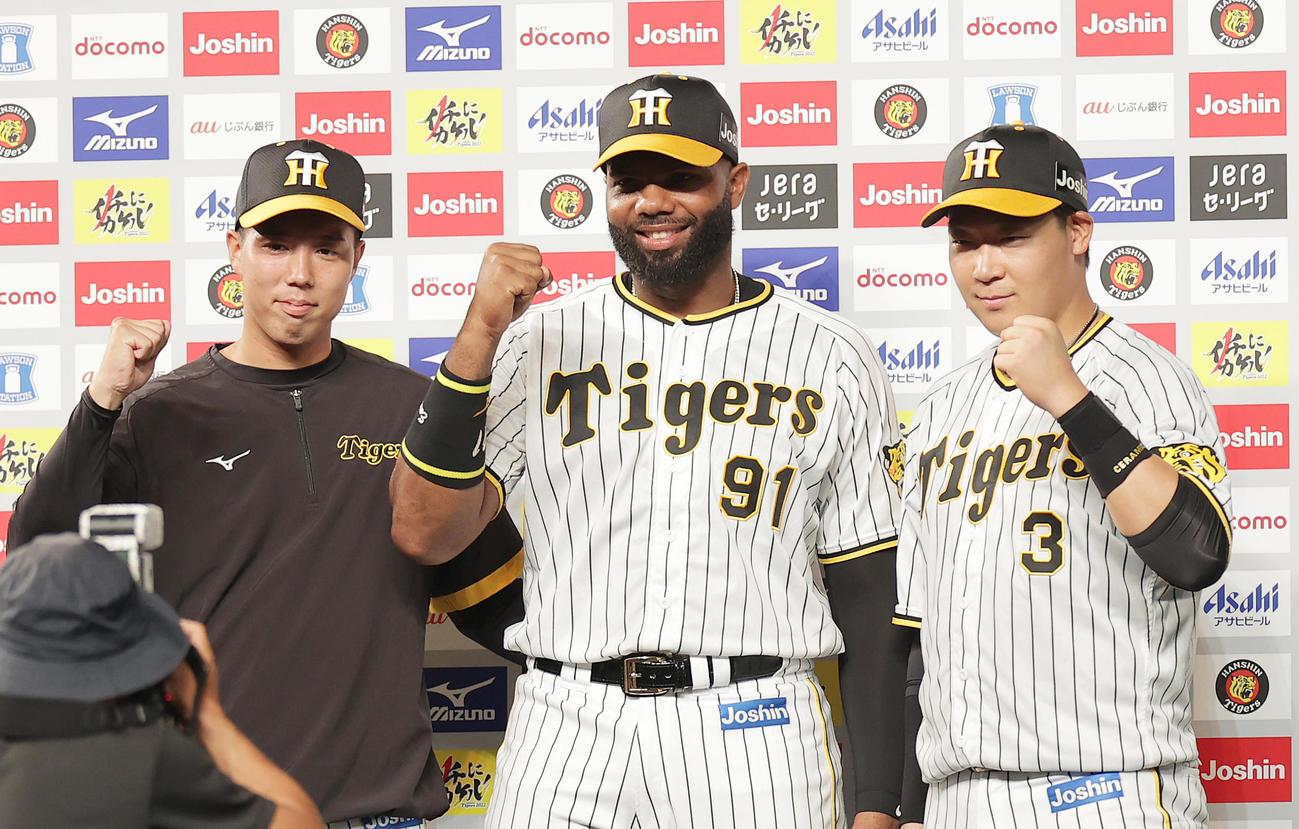 阪神対DeNA　お立ち台でガッツポーズする、左から阪神青柳、ロドリゲス、大山（撮影・前田充）