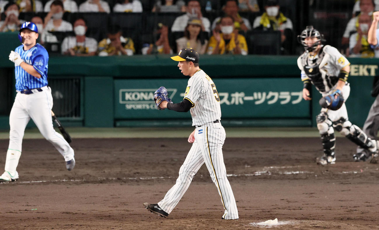 阪神対DeNA 5回表DeNA2死、青柳は佐野のの打球を好捕（撮影・加藤哉）