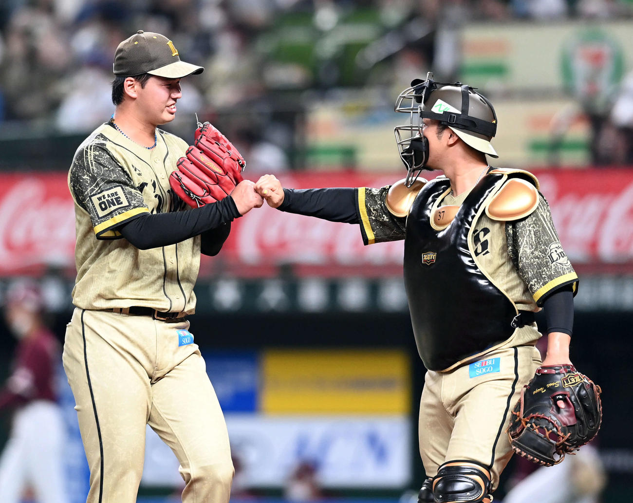 西武対楽天　2回表、ランナーを背負いながら無失点に抑えた西武の渡辺は捕手の柘植とグータッチを交わす（撮影・たえ見朱実）