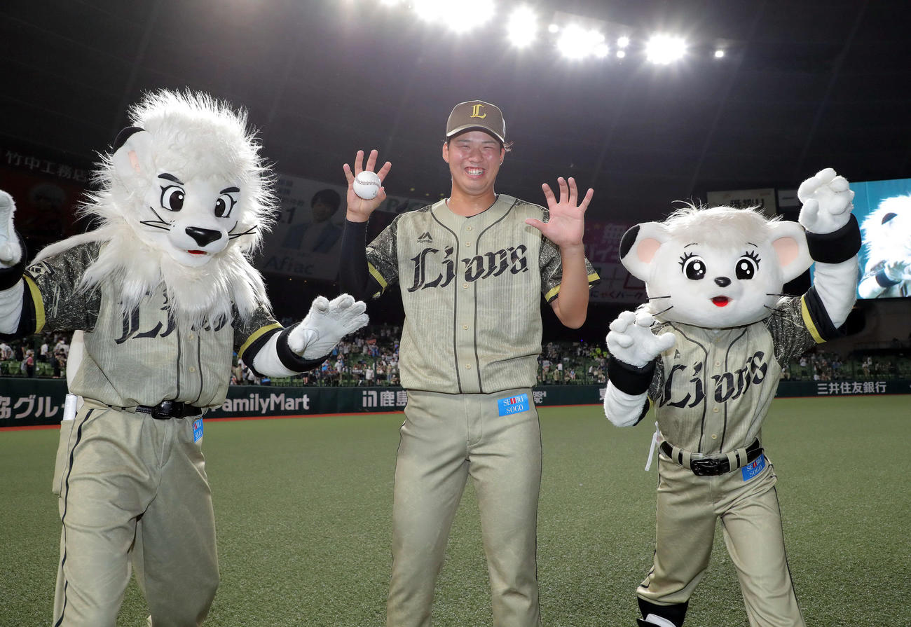 西武対楽天　今季1勝目を挙げ笑顔を見せポーズを決める西武渡辺
