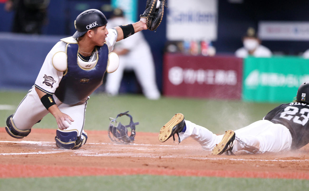 オリックス対ソフトバンク　8回表ソフトバンク無死一、三塁、甲斐のスクイズで生還する周東。左は捕手頓宮（撮影・上山淳一）