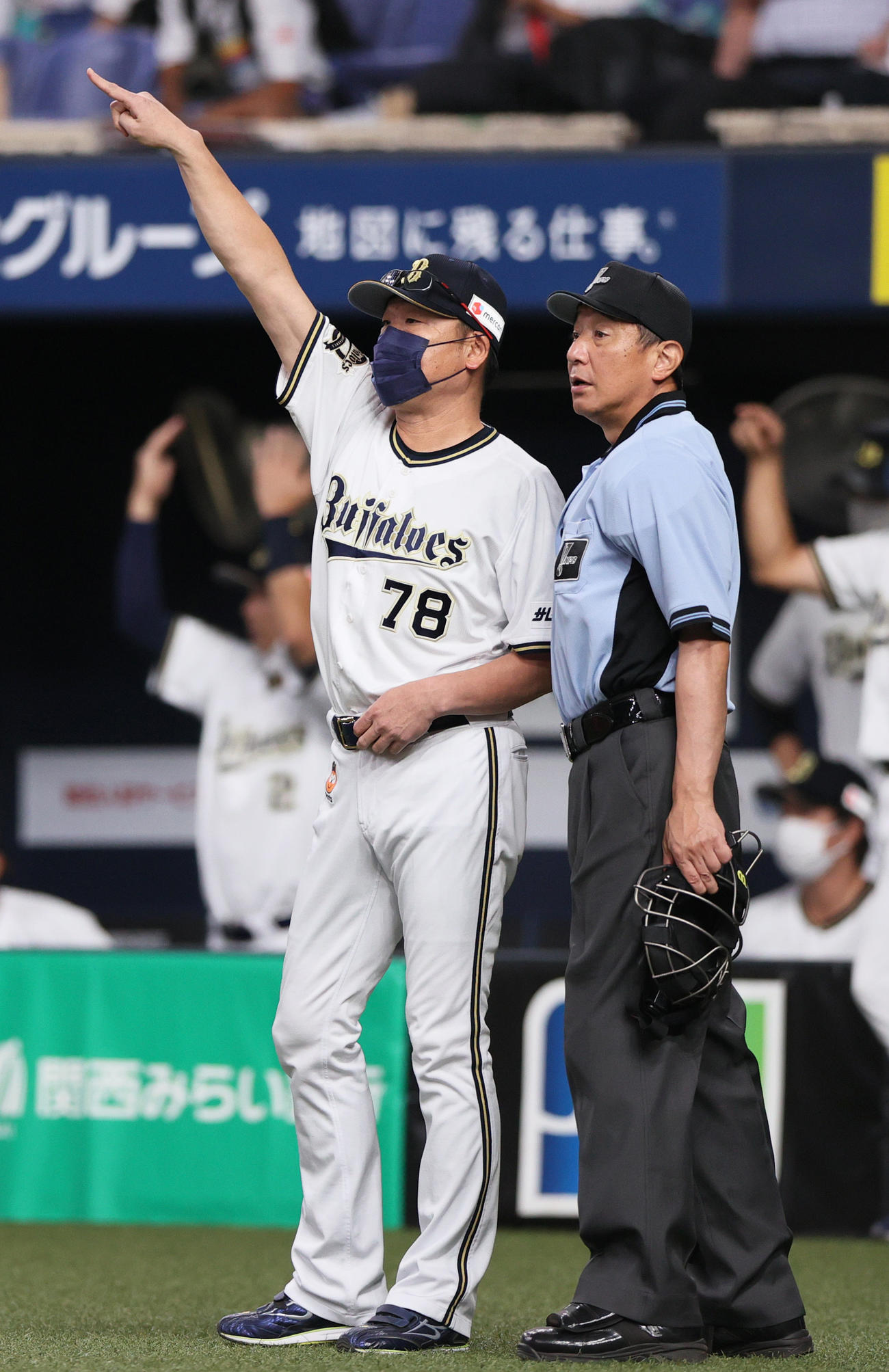 オリックス対ソフトバンク　8回表ソフトバンク無死一、三塁、オリックス中嶋監督（左）は守備の変更を告げる（撮影・上山淳一）