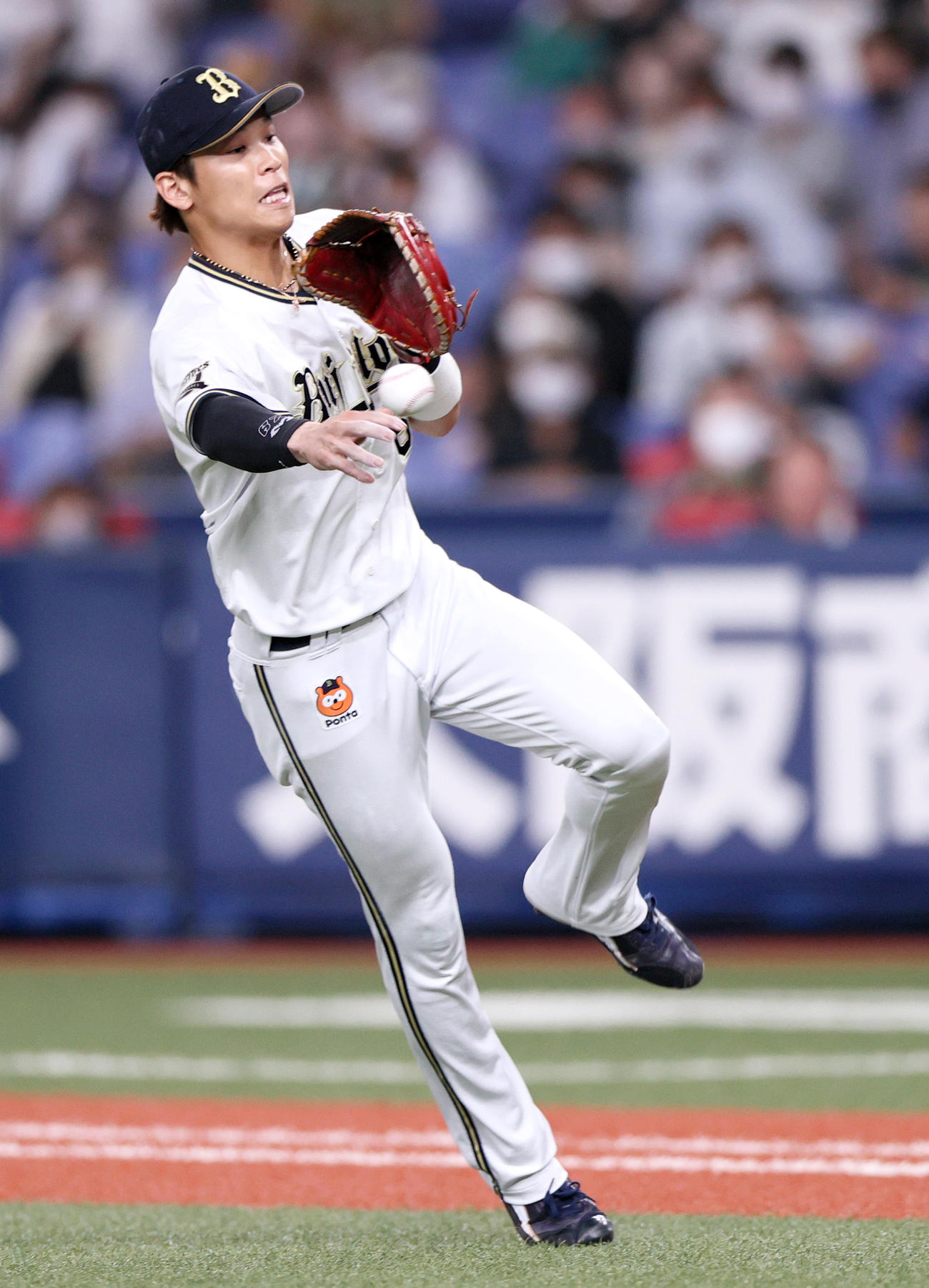 オリックス対ソフトバンク　8回表ソフトバンク無死一、三塁、一塁手中川圭は甲斐のスクイズを捕球しバックホームするが間に合わず失点する（撮影・上山淳一）