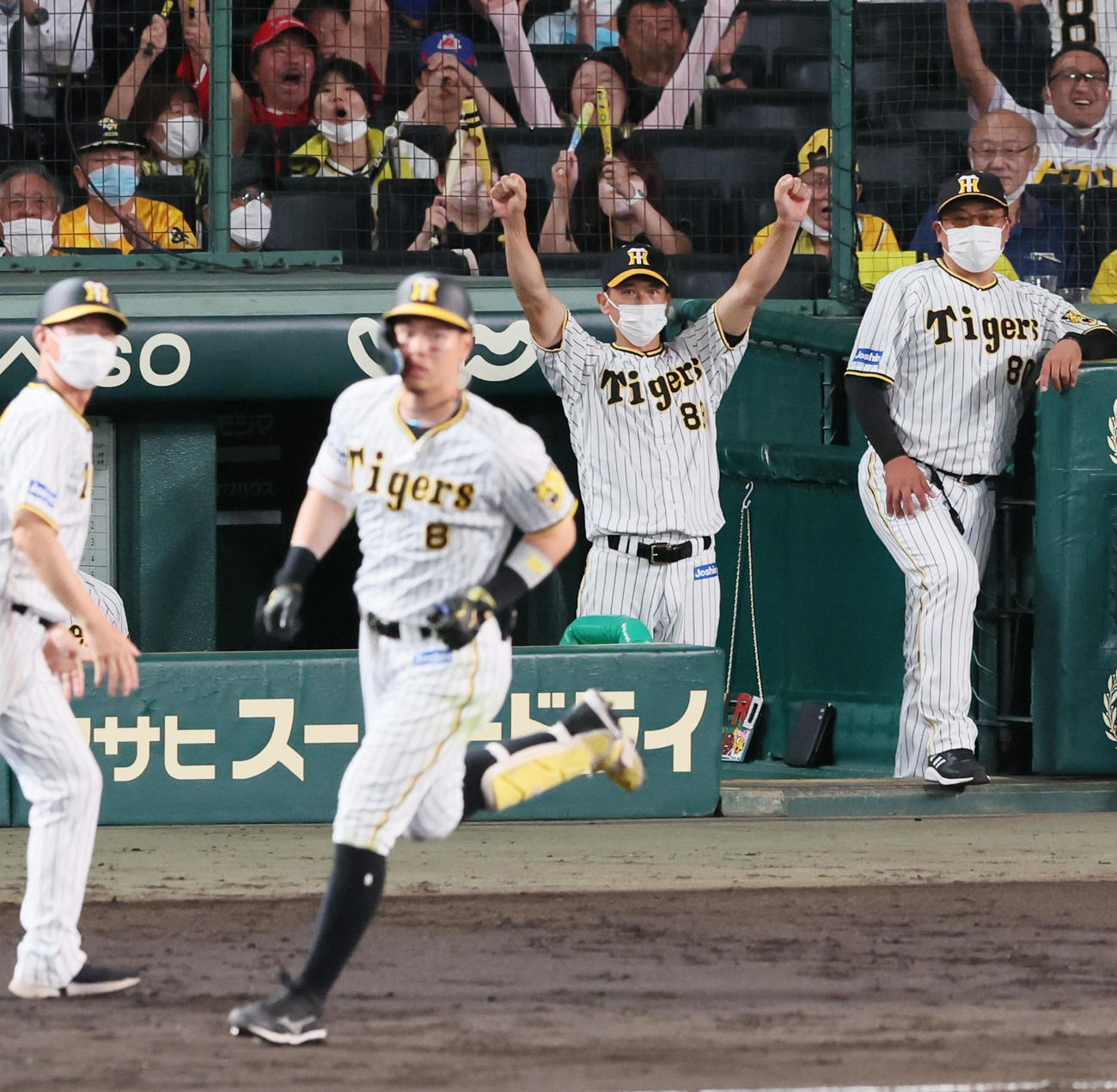 阪神対DeNA 6回裏阪神2死二塁、矢野監督は佐藤輝の中越え2点本塁打にバンザイする（撮影・加藤哉）