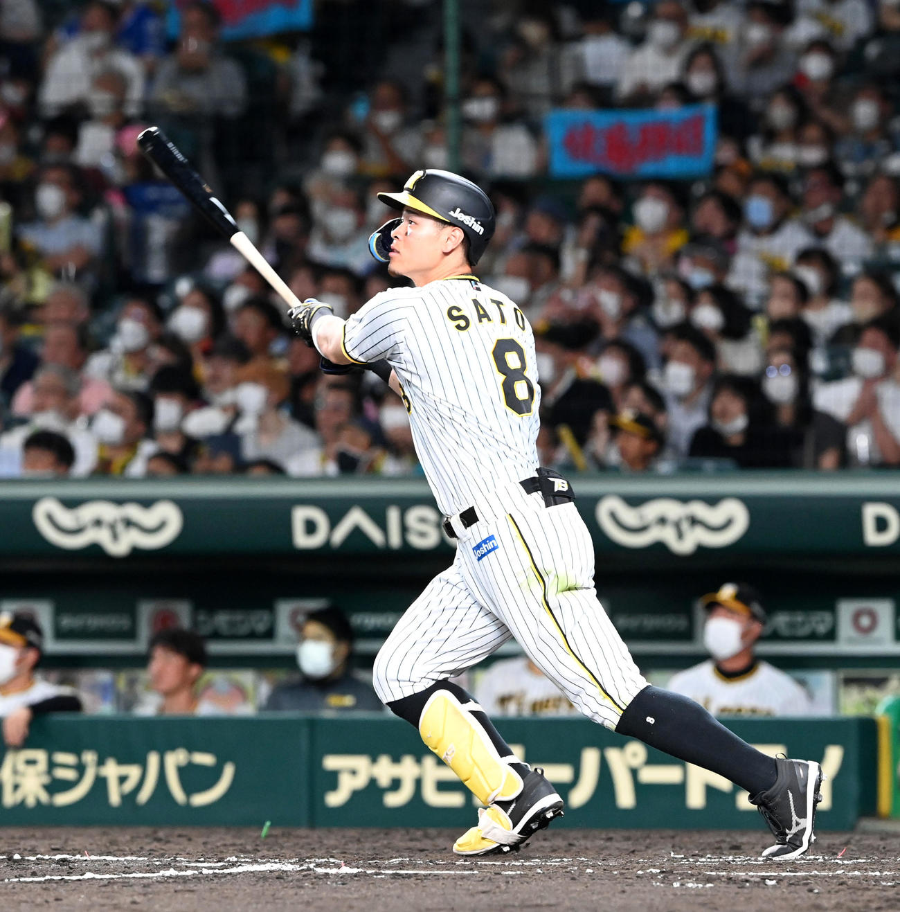 阪神対DeNA 6回裏阪神2死二塁、佐藤輝は中越え2点本塁打を放つ（撮影・前岡正明）