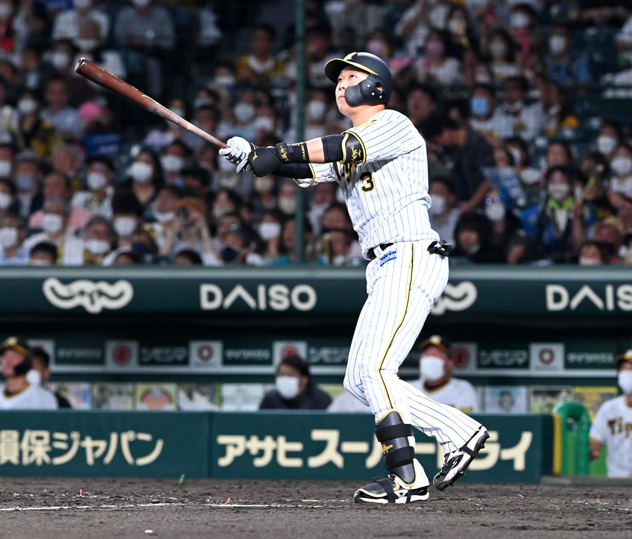 阪神対DeNA 4回裏阪神2死一塁、大山は20号となる左越え逆転2点本塁打を放つ（撮影・前岡正明）