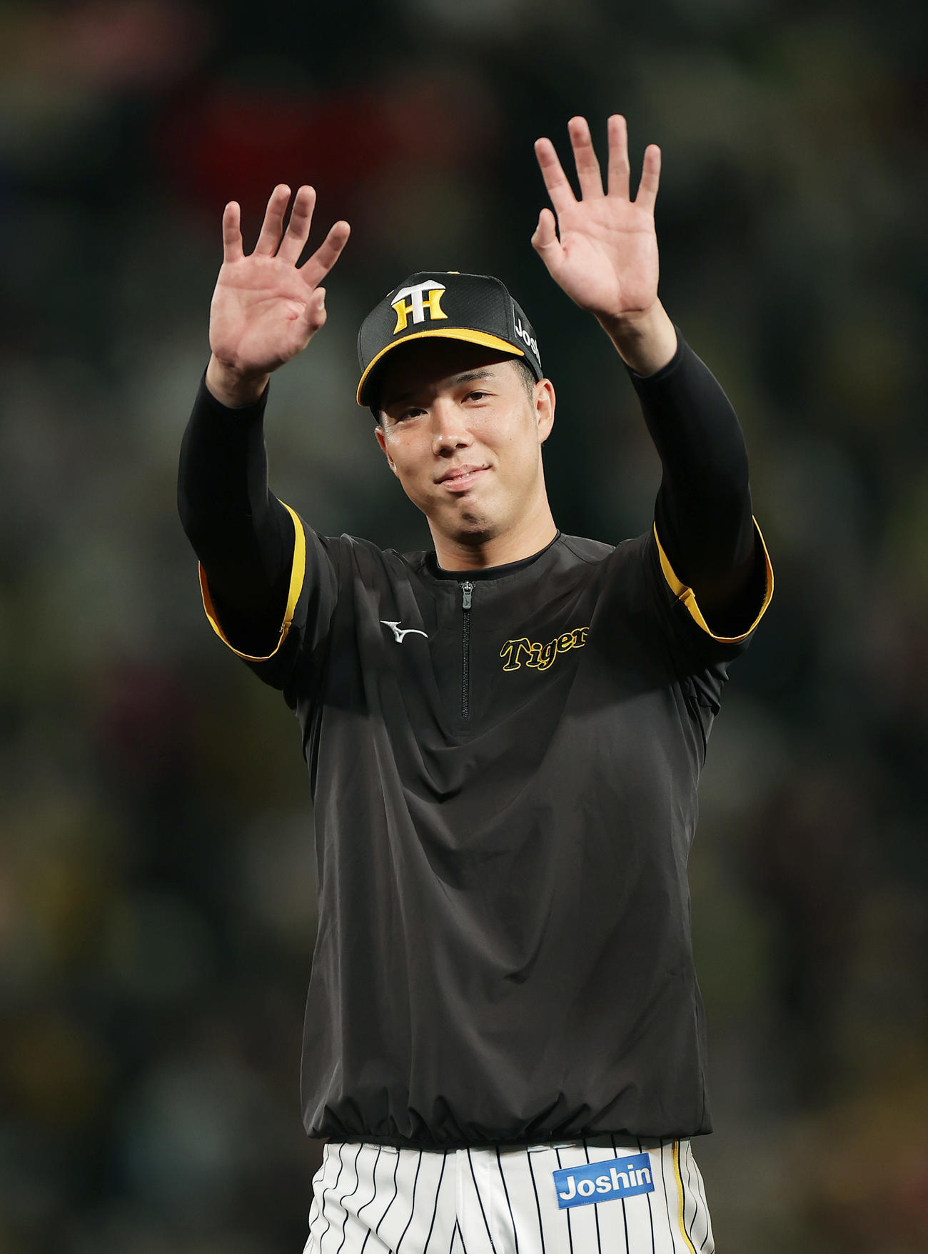 阪神対DeNA　ファンの拍手に手を振って応える阪神青柳（撮影・前田充）