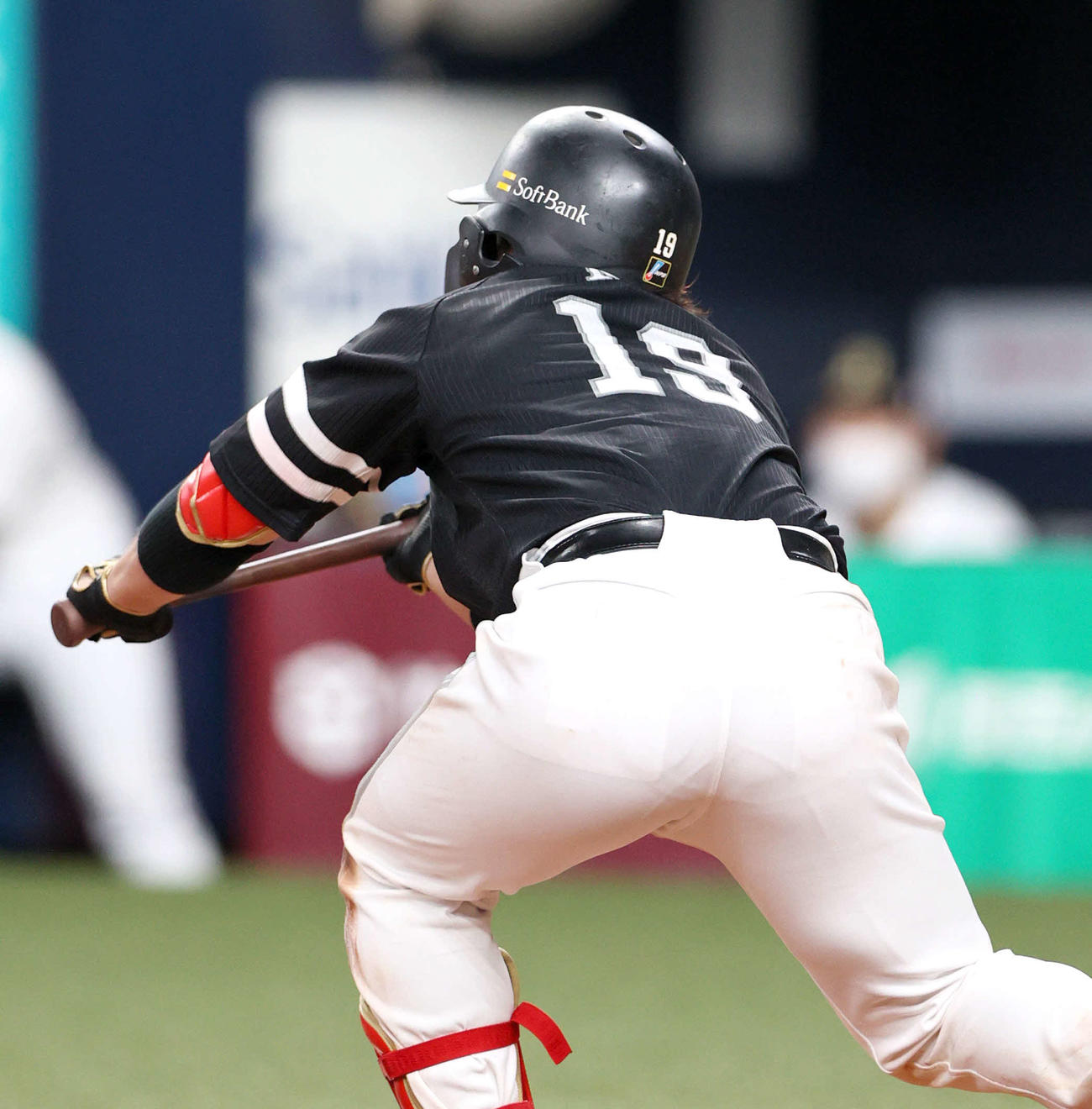 オリックス対ソフトバンク　8回表ソフトバンク無死一、三塁、甲斐は一塁前にスクイズを決める（撮影・上山淳一）