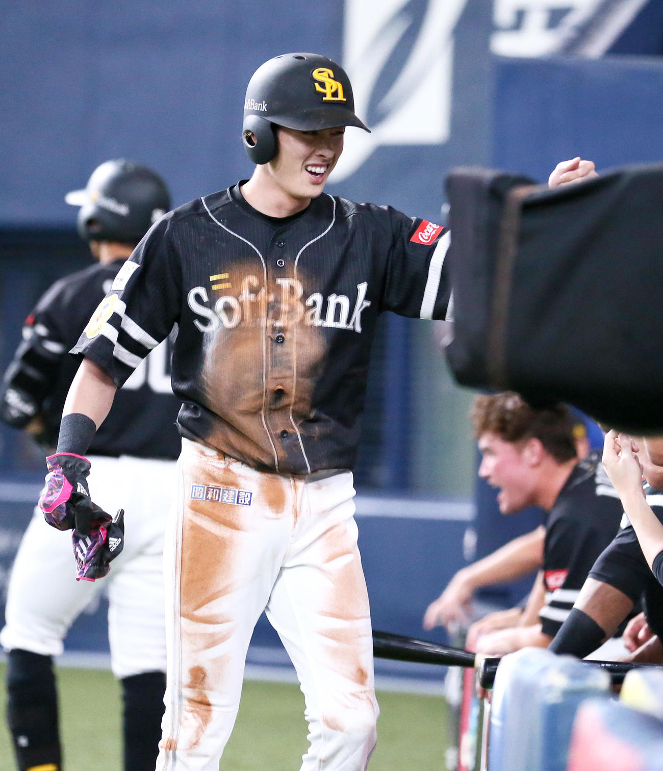 オリックス対ソフトバンク　8回表ソフトバンク無死一、三塁、三走周東（手前）は甲斐のスクイズで生還し喜ぶ（撮影・上山淳一）