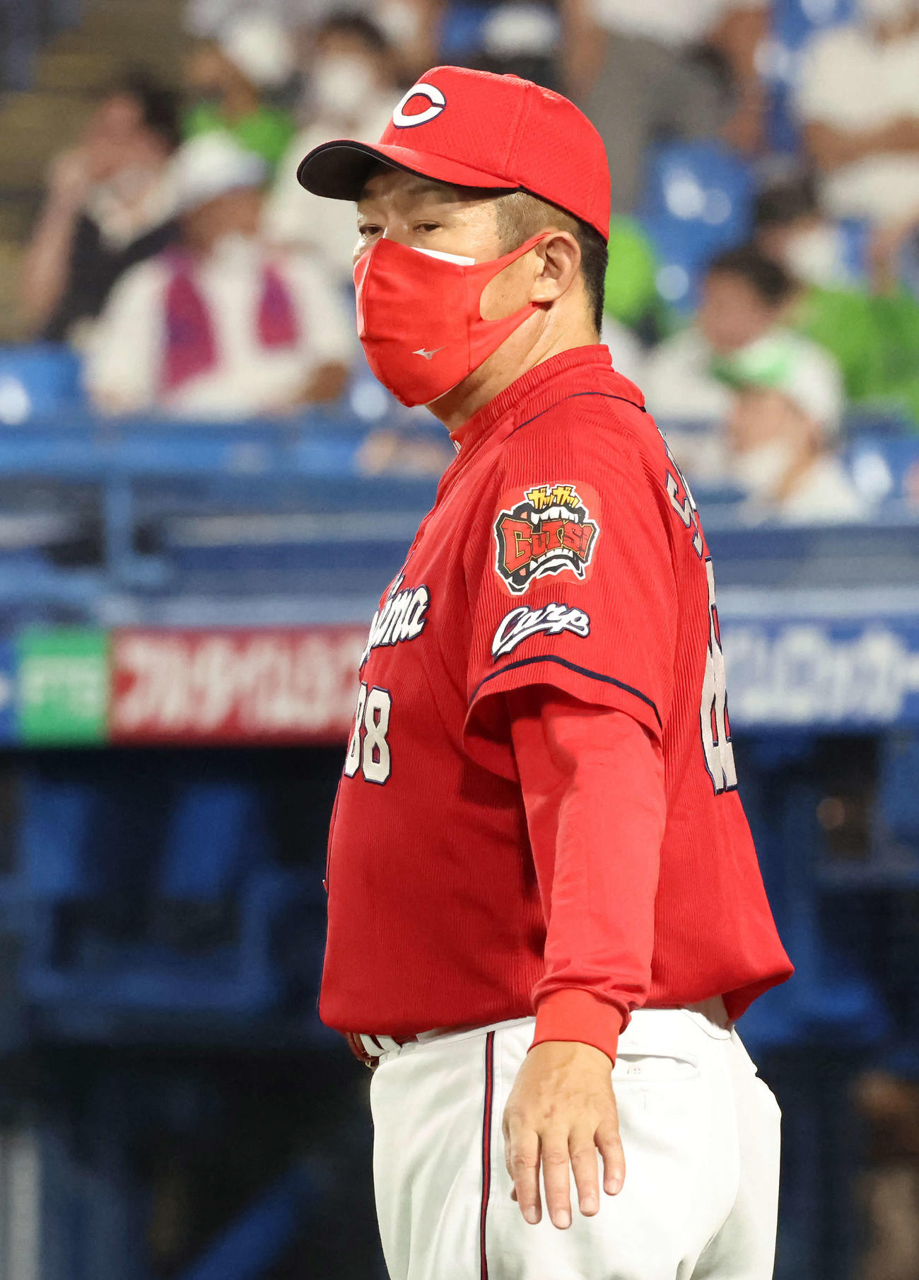ヤクルト対広島　7回、選手の交代を告げる広島佐々岡監督（撮影・丹羽敏通）