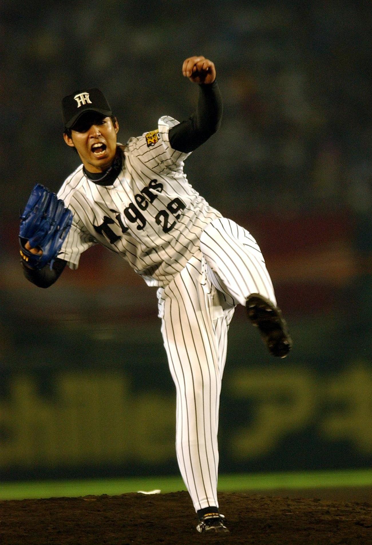 4回表巨人2死満塁、村田善則から三振を奪う井川慶（2003年8月28日撮影）