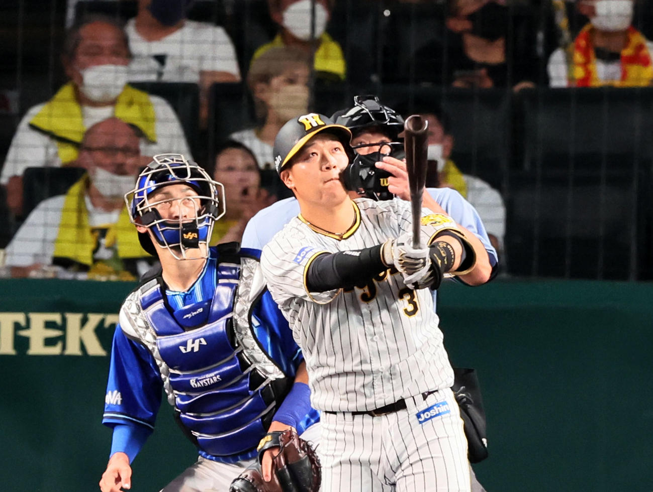 4回裏阪神2死一塁、大山は20号となる左越え逆転2点本塁打を放つ（撮影・加藤哉）