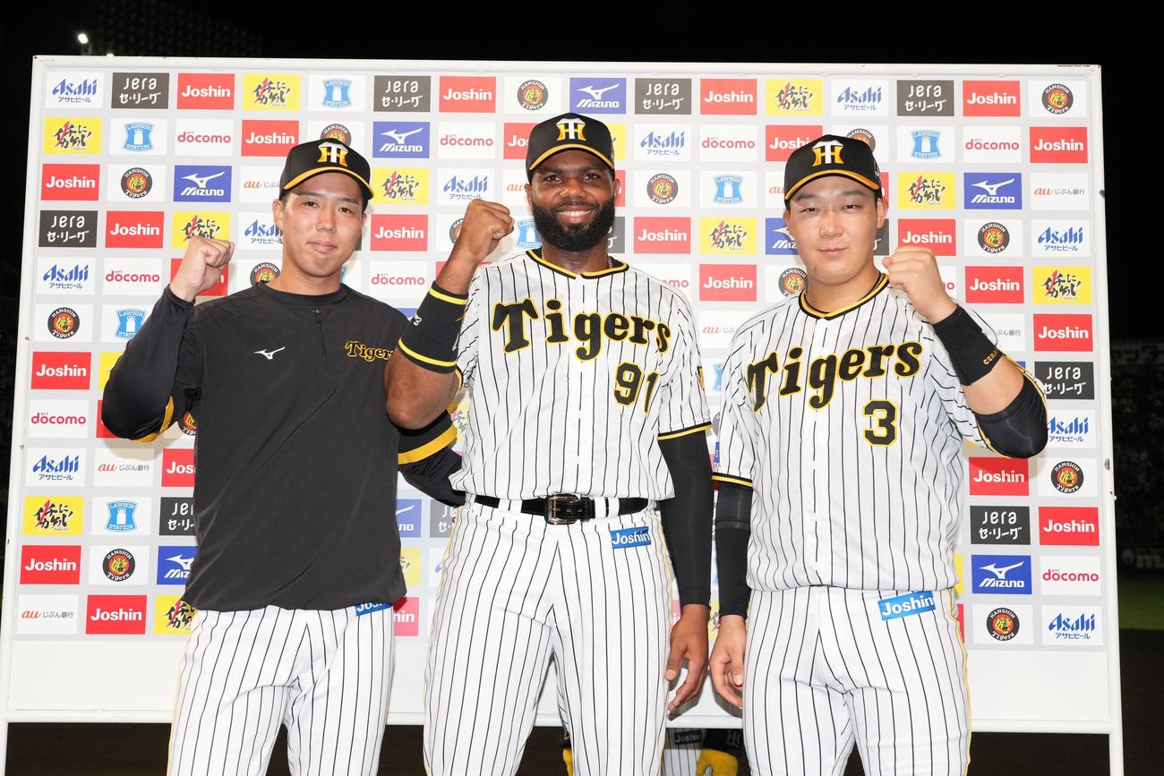 お立ち台でポーズをとる、左から阪神青柳、ロドリゲス、大山（代表撮影）