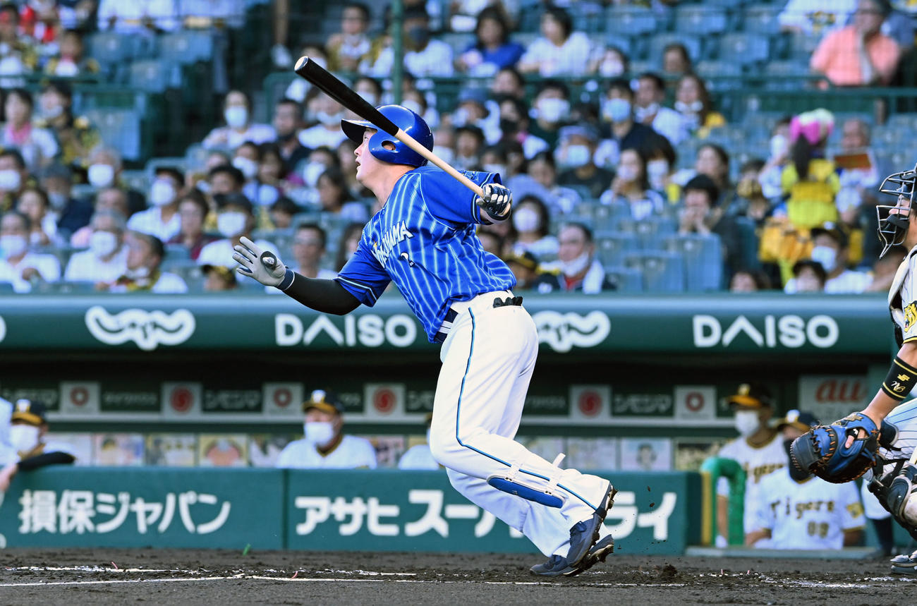 阪神対DeNA 2回表DeNA無死、牧は右前打を放つ（撮影・前岡正明）