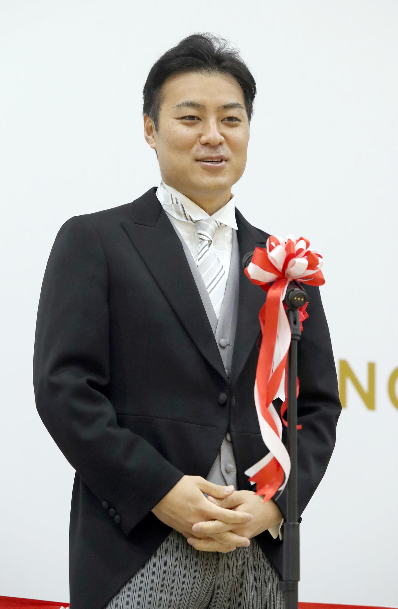 4月5日、田中学園立命館慶祥小学校の開校セレモニーであいさつをする日本ハム田中SA