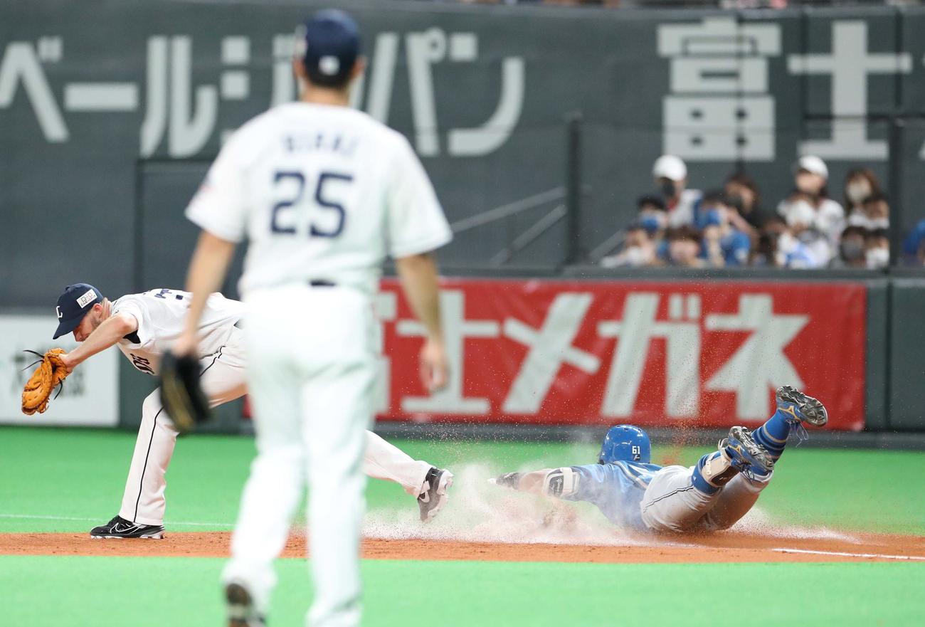 日本ハム今川優馬が遊前の打球で一塁にヘッドスライディングもアウトの判定