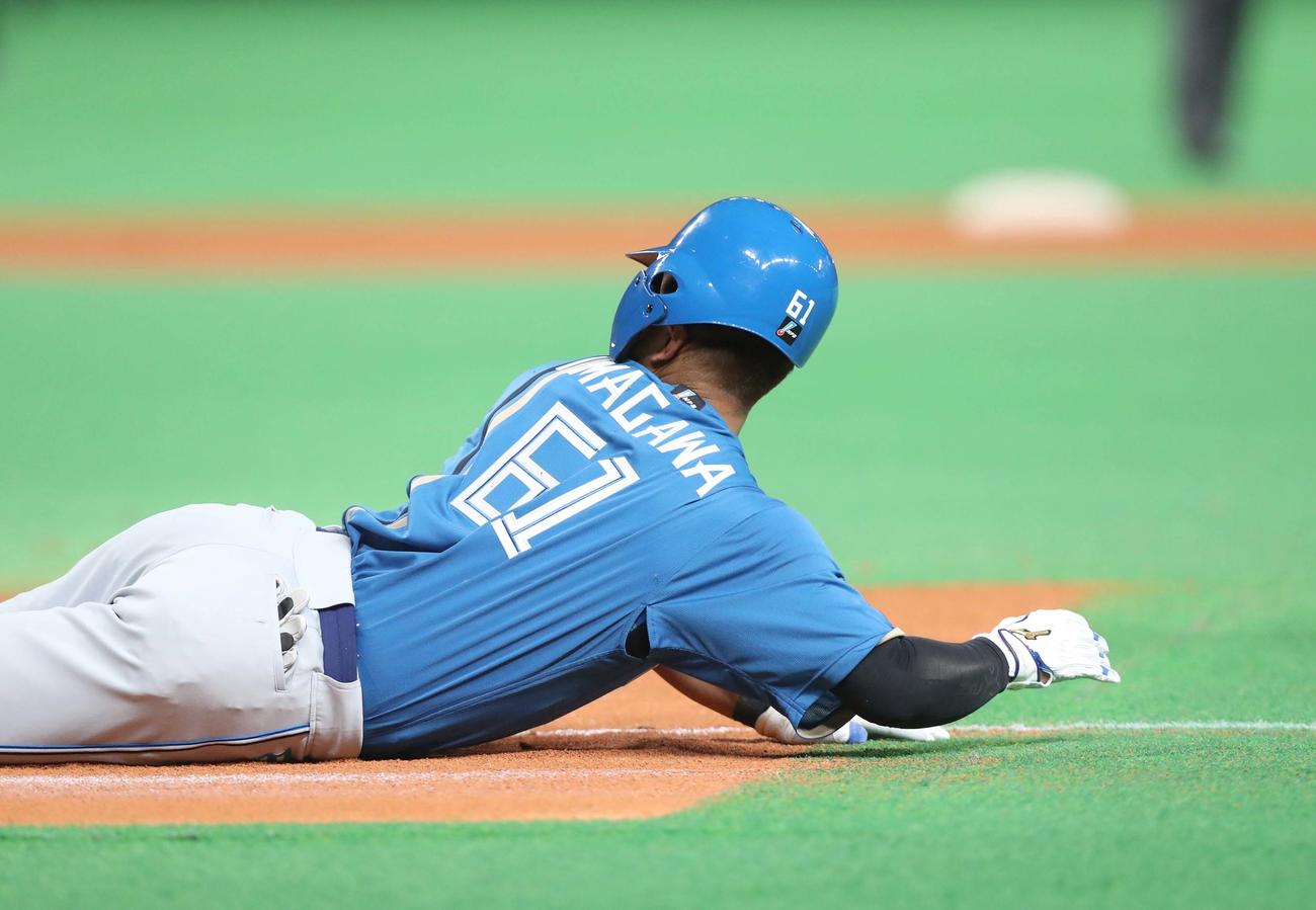 際どいタイミングでベンチの新庄監督を振り返るも…