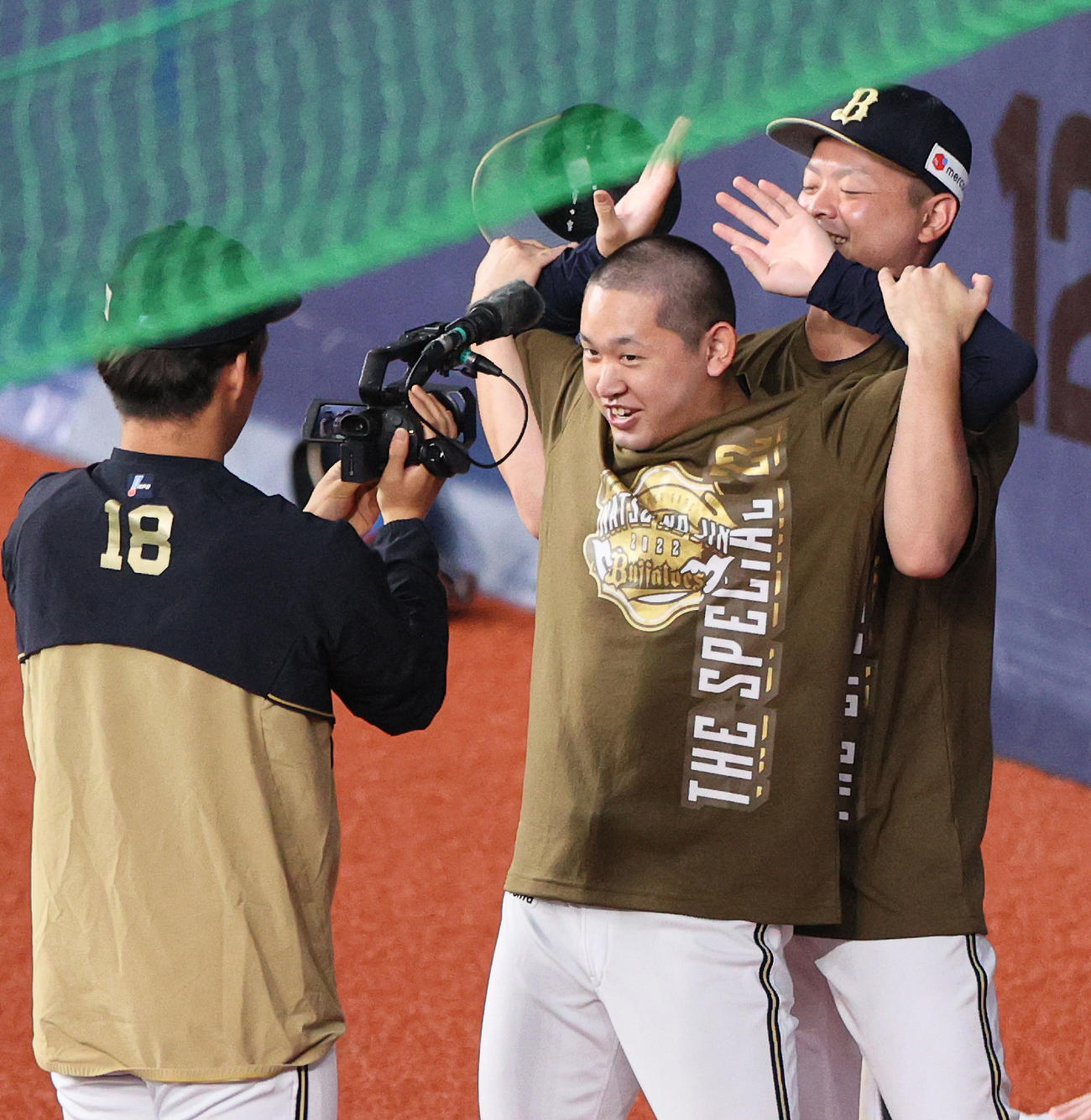 オリックス対ソフトバンク　オリックス宮城（中央）は黒木（右）に帽子を取られ丸刈り姿をカメラマン山本に激写される（撮影・上山淳一）