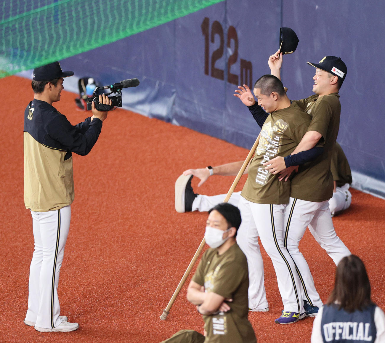 オリックス対ソフトバンク　オリックス宮城（左から3人目）は黒木（右）に帽子を取られ丸刈り姿をカメラマン山本に激写される（撮影・上山淳一）