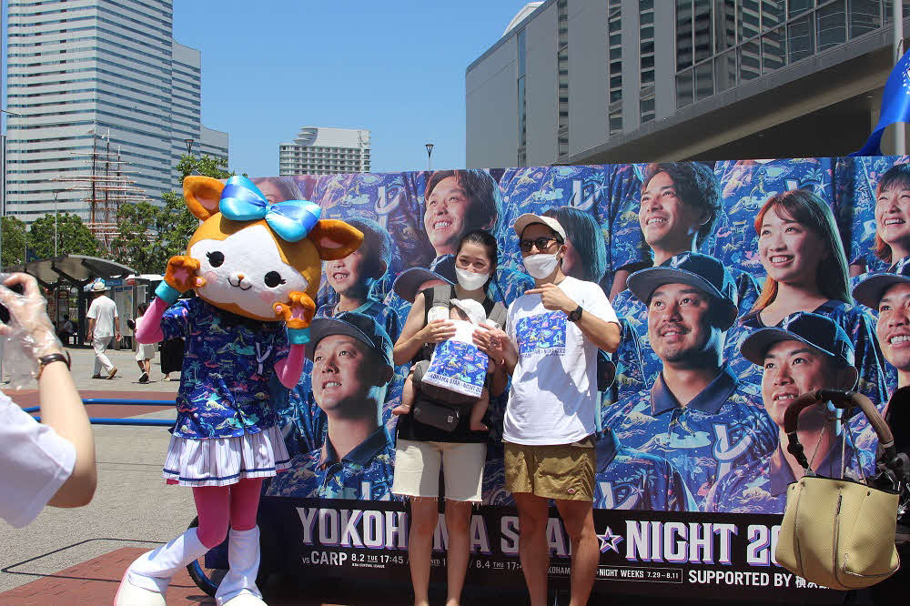 桜木町駅で無料配布された「YOKOHAMA STAR☆NIGHT 2022 Supported by　横浜銀行」のオリジナルTシャツ（球団提供）