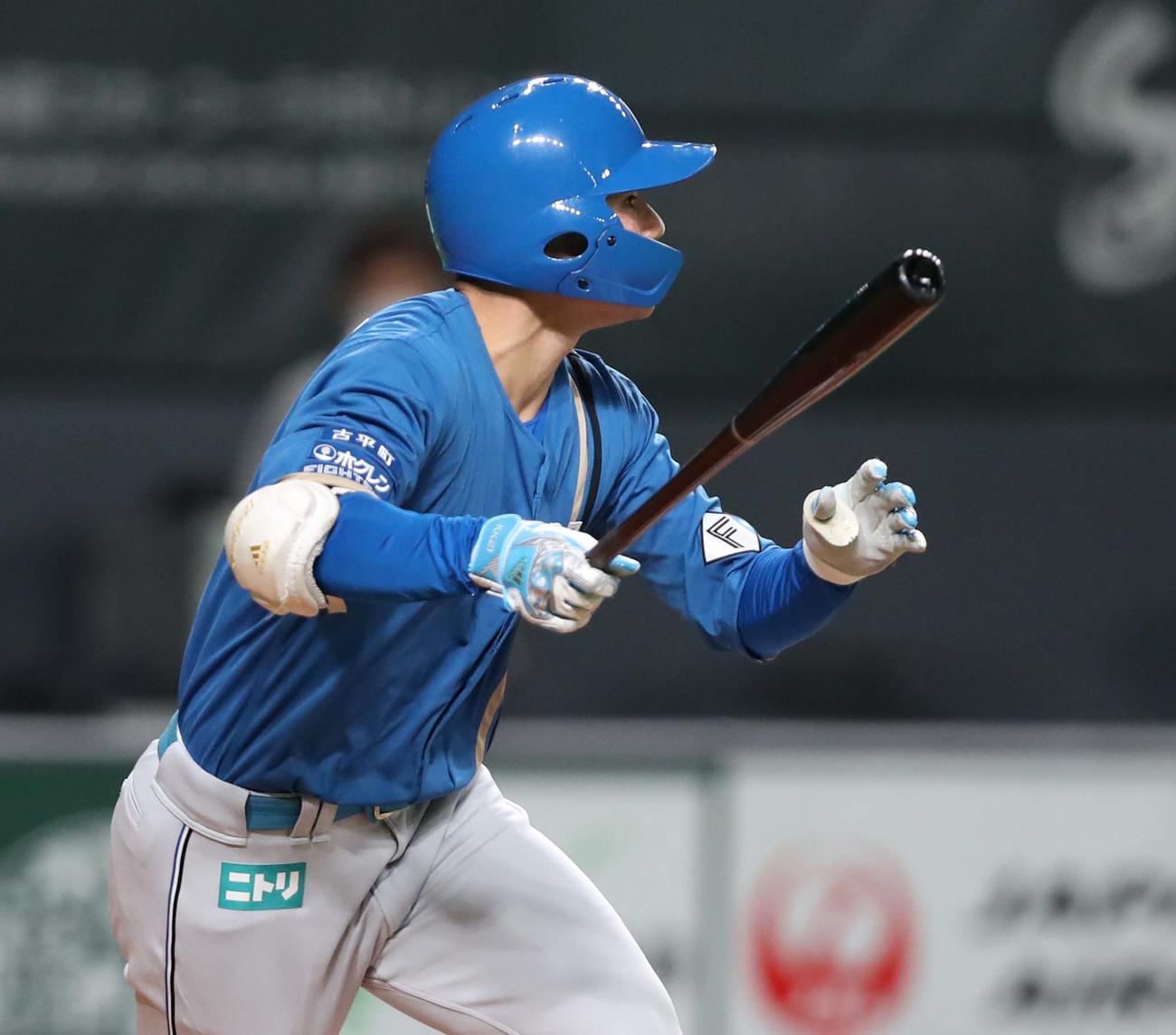 日本ハム対ロッテ　1回裏日本ハム無死、中越え二塁打を放つ清宮（撮影・黒川智章）