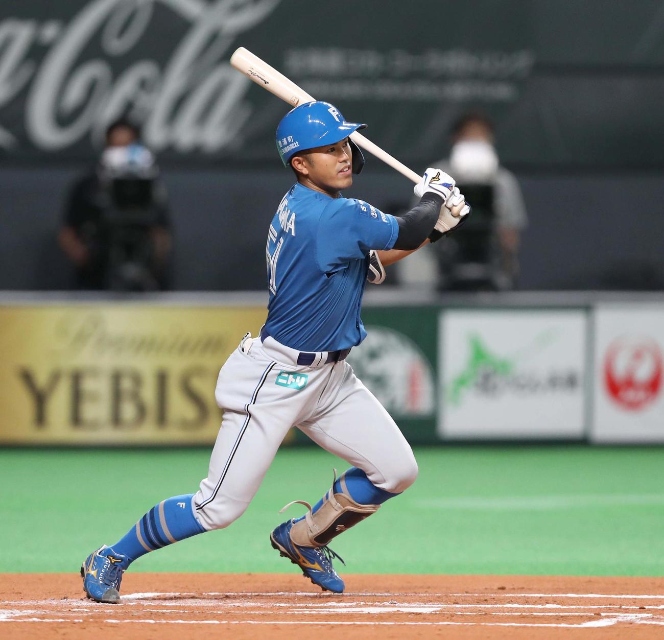 日本ハム対ロッテ　1回裏日本ハム無死満塁、右前適時打を放つ今川（撮影・黒川智章）