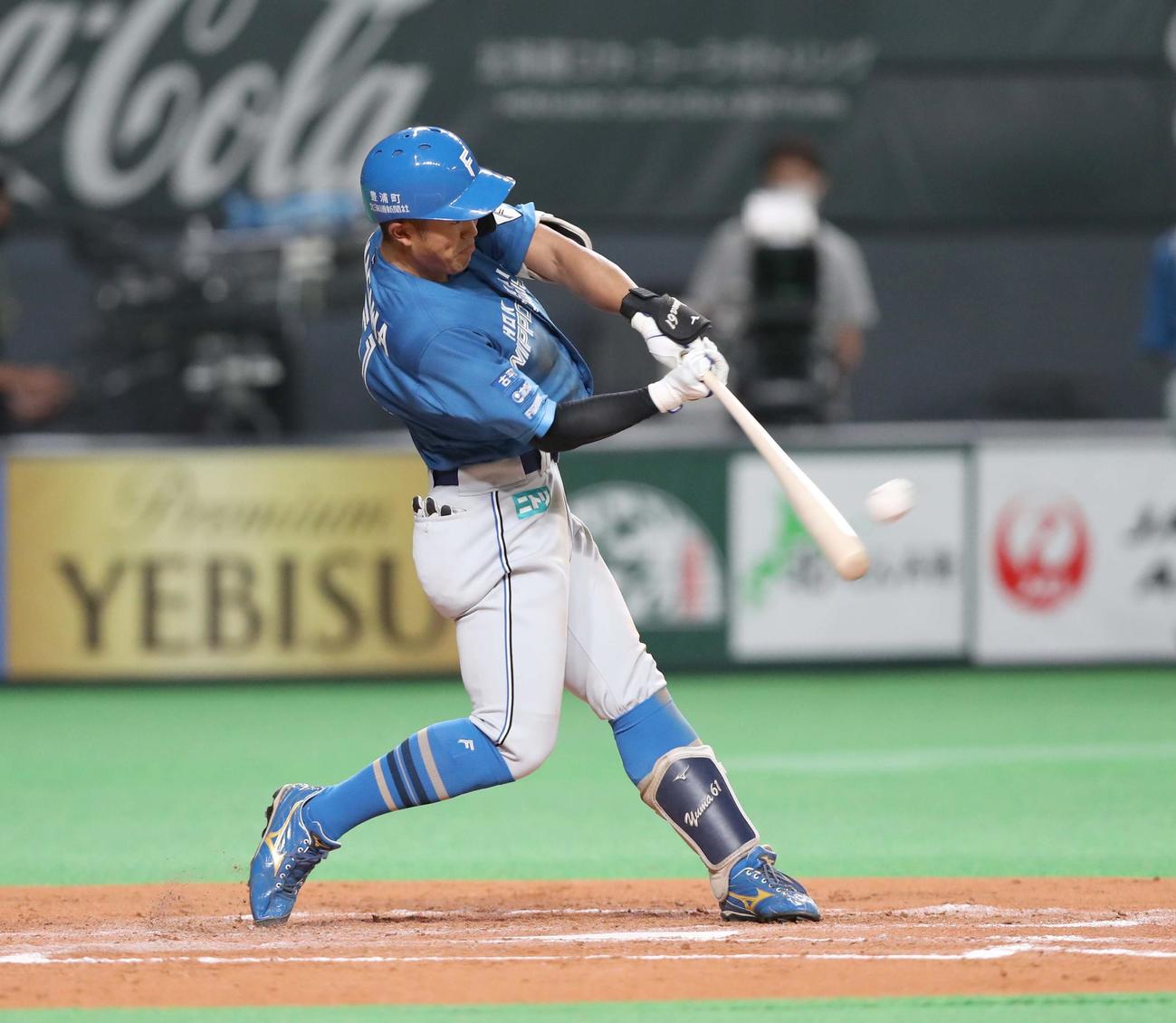 日本ハム対ロッテ　2回裏日本ハム2死、左越え本塁打を放つ今川（撮影・黒川智章）