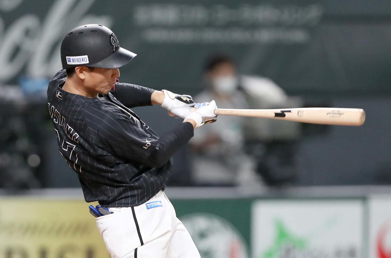 日本ハム対ロッテ　4回表ロッテ2死満塁、左前2点適時打を放つチ茶谷（撮影・黒川智章）