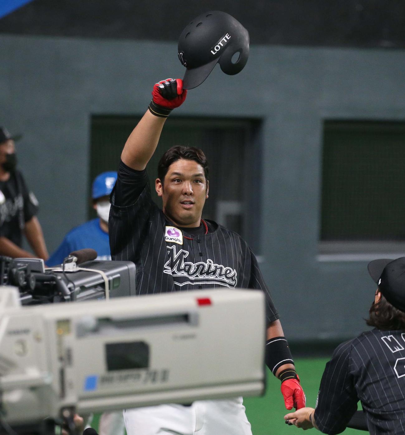日本ハム対ロッテ　5回表、本塁打を放ちスタンドに向かってポーズをとる井上（撮影・黒川智章）