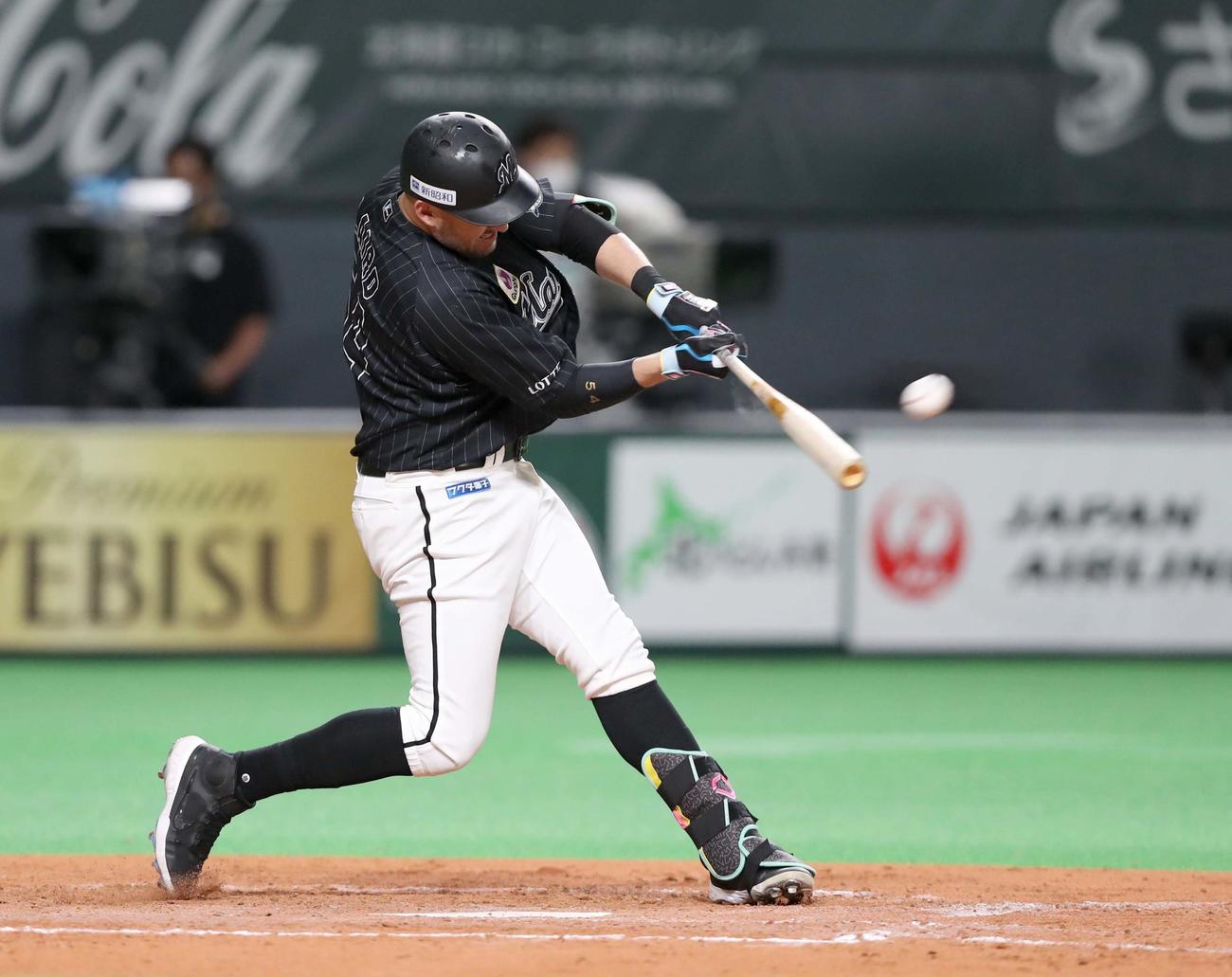 日本ハム対ロッテ　5回表ロッテ2死、左越え本塁打を放つレアード（撮影・黒川智章）