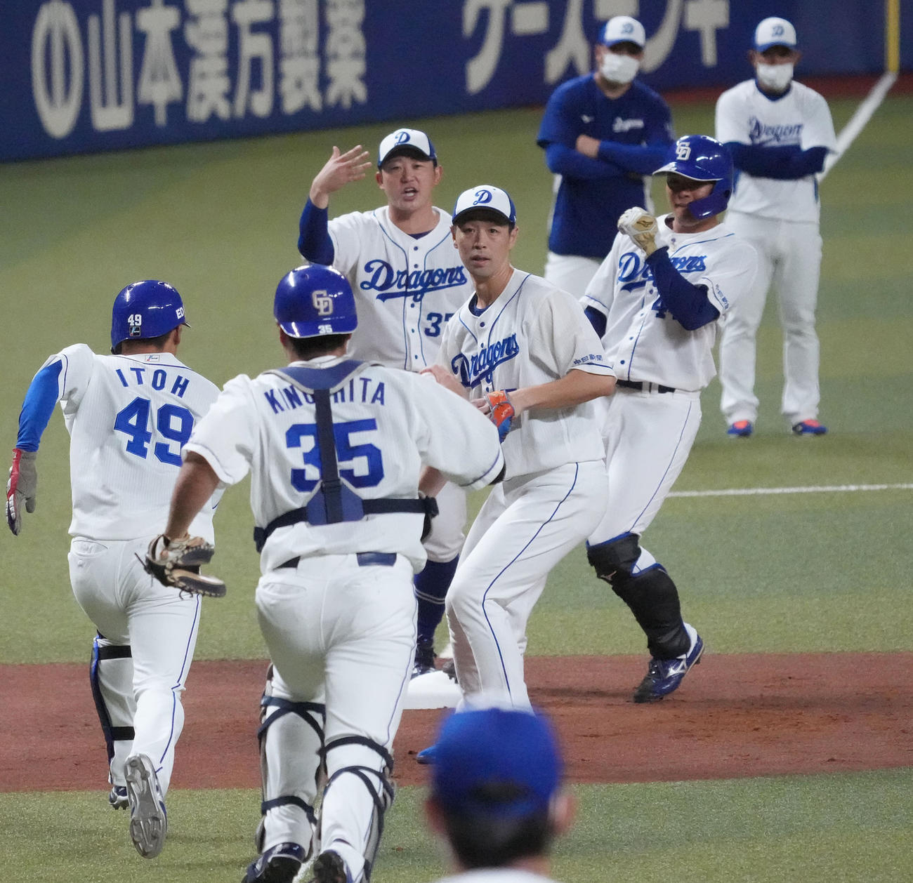 重盗防止練習をする阿部（中央）ら（撮影・森本幸一）
