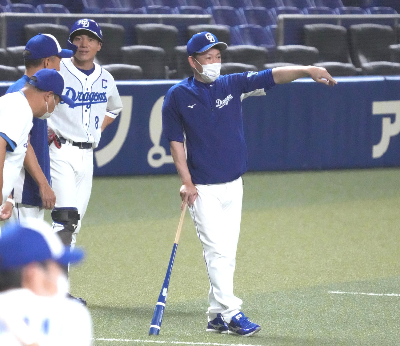 重盗防止練習で指示を出す立浪監督（右）（撮影・森本幸一）