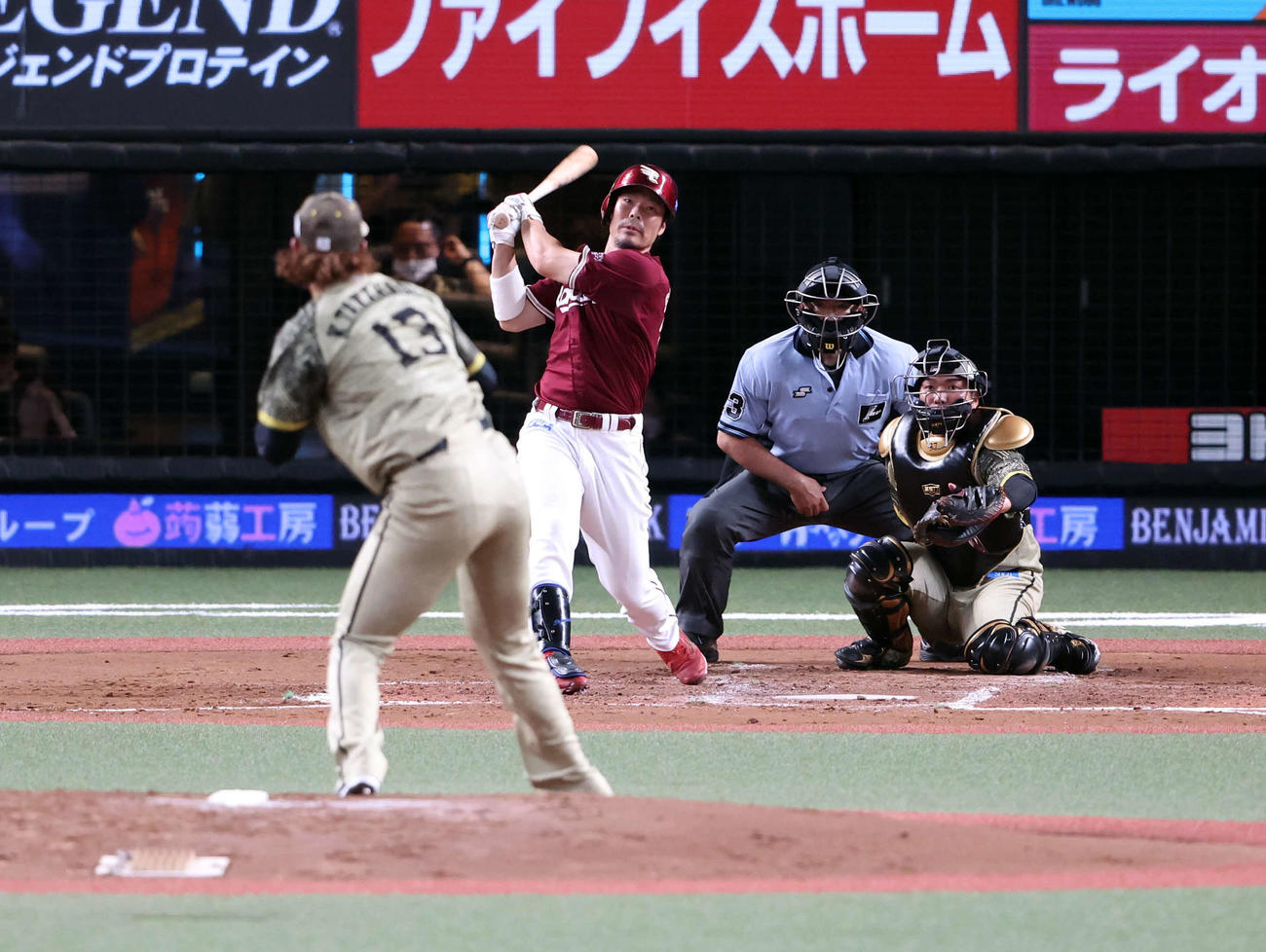 西武対楽天　4回表楽天2死、島内は先制ソロ本塁打を放ち通算1000安打とする。投手高橋（撮影・浅見桂子）