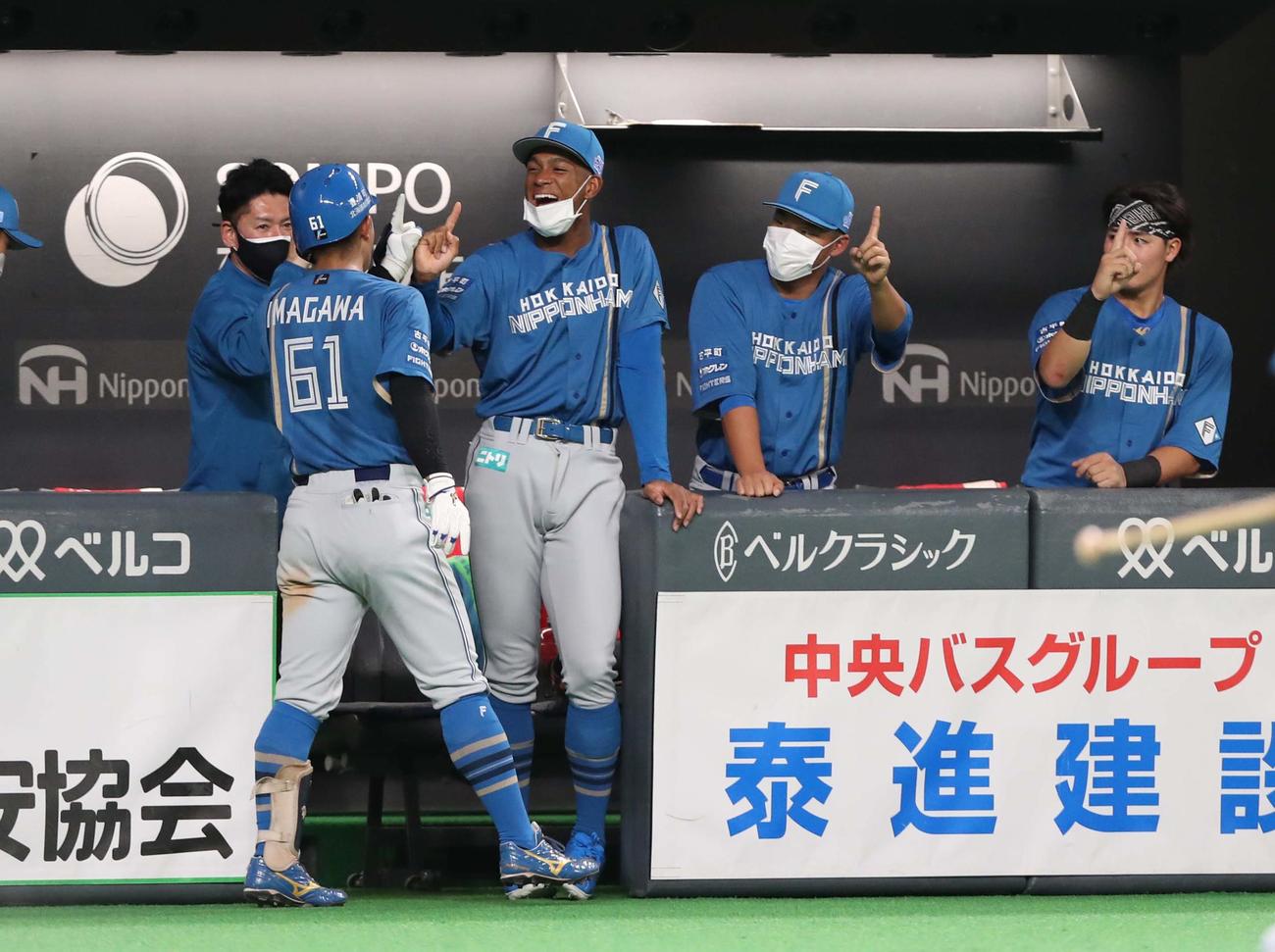 日本ハム対ロッテ　2回裏、本塁打を放った今川を出迎えるナイン（撮影・黒川智章）