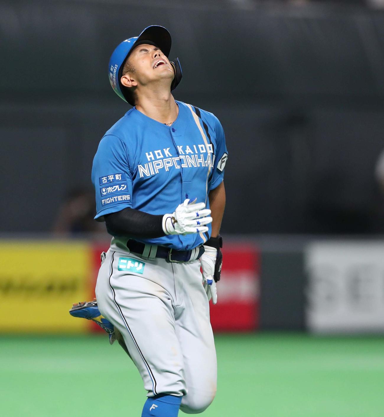 日本ハム対ロッテ　9回裏日本ハム2死二塁、二直に終わり悔しがる今川（撮影・黒川智章）